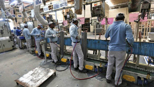 인도에 설립된 일본 다이킨 에어컨 제1공장에서 현지 직원들이 제품을 조립하고 있다.   다이킨 제공